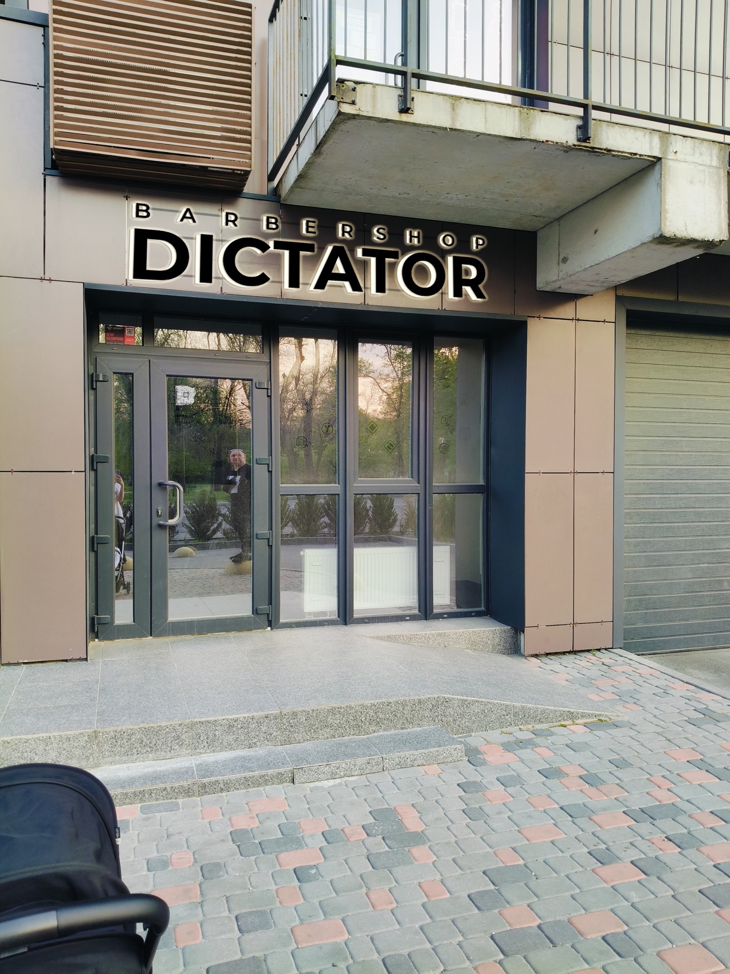 Вхід і вивіска барбершопу DICTATOR OF STYLE — Дніпро · Центр