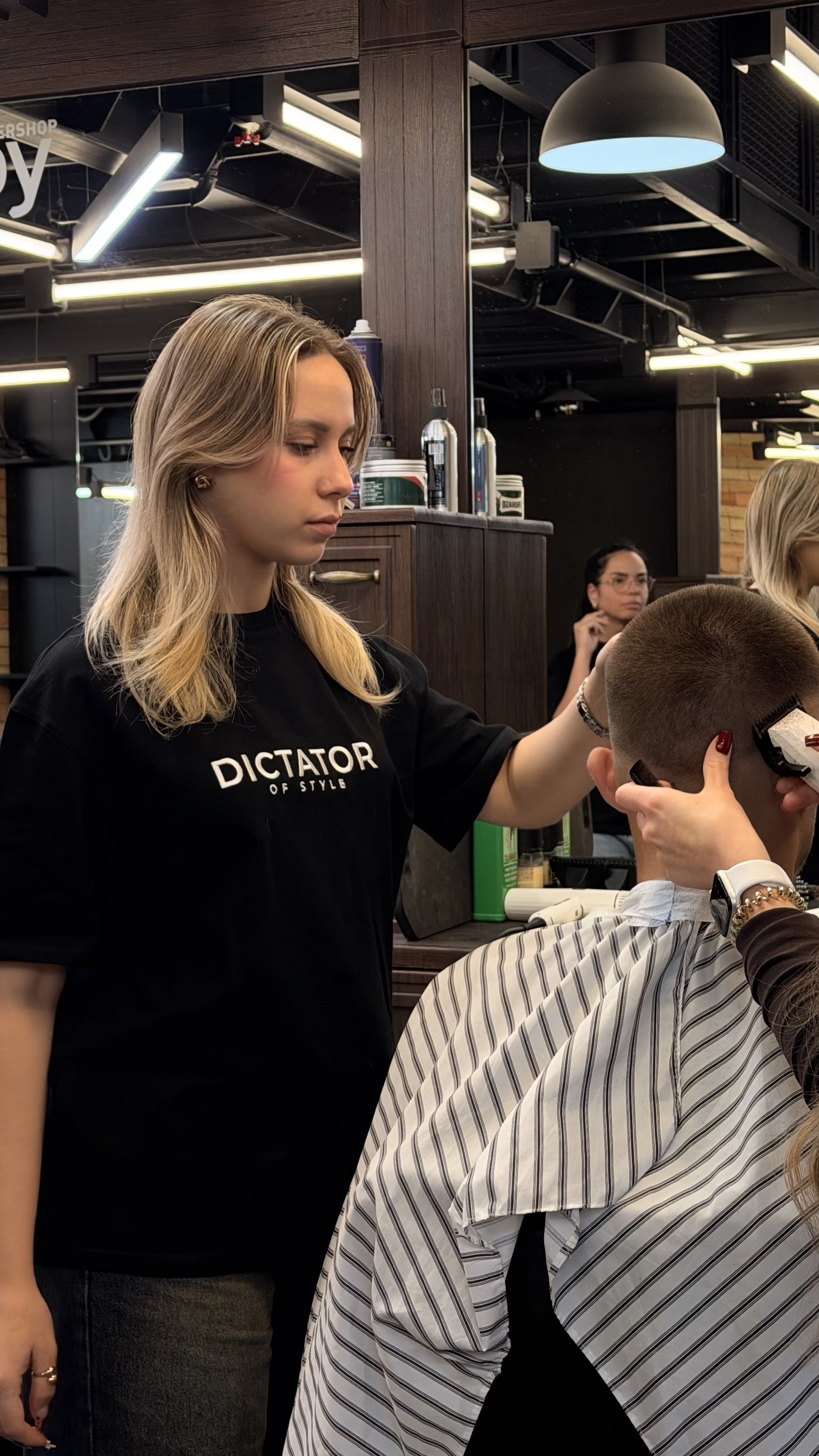 Заняття в Академії DICTATOR OF STYLE — теорія в аудиторії
