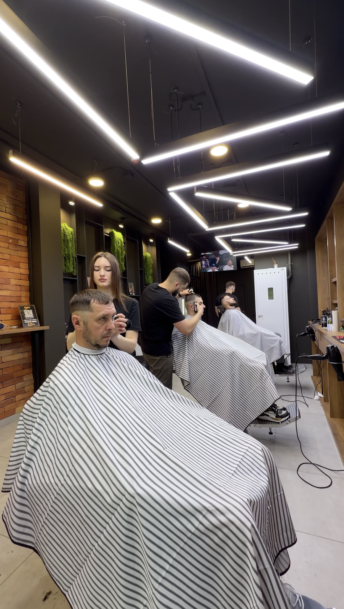 Зал барбершопу DICTATOR OF STYLE у денному світлі